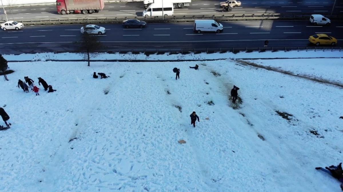 (&Ouml;zel) TEM bağlantı yolu kenarında &ccedil;ocukların karda tehlikeli oyunu