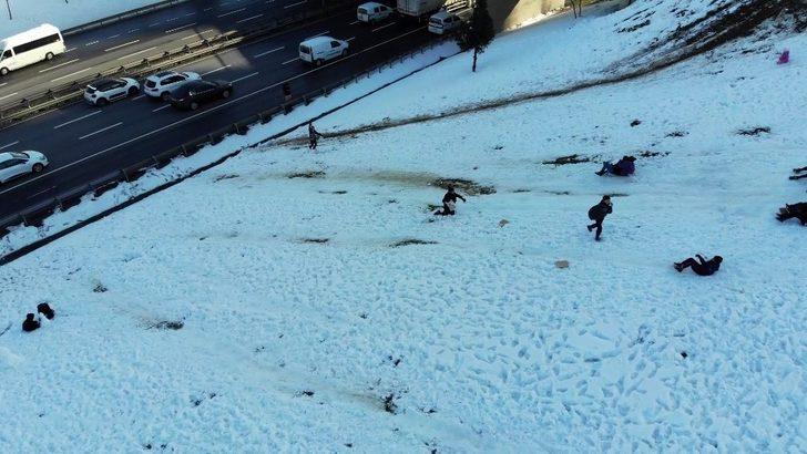 (Özel) TEM bağlantı yolu kenarında çocukların karda tehlikeli oyunu G2