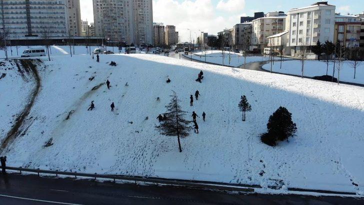 (Özel) TEM bağlantı yolu kenarında çocukların karda tehlikeli oyunu G3