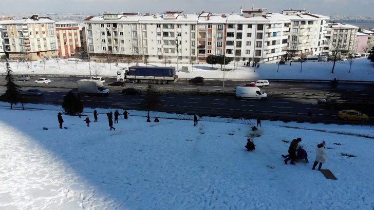 (Özel) TEM bağlantı yolu kenarında çocukların karda tehlikeli oyunu G4