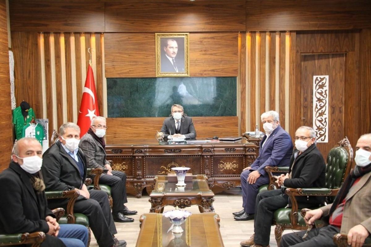 Vali Ekinci, k&ouml;y muhtarıyla bir araya geldi