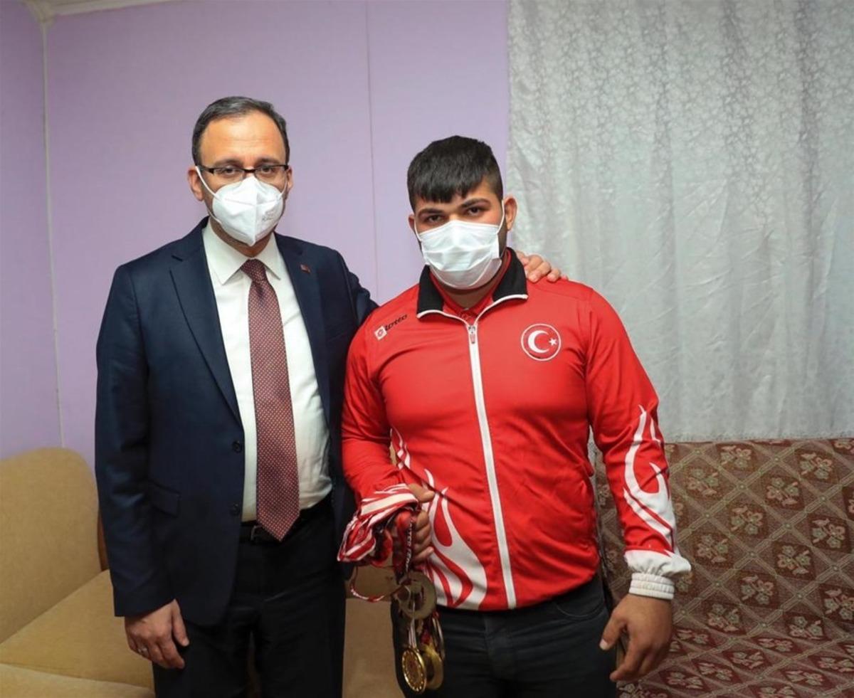 Bakan Kasapoğlu, Milli Halterciyi evinde ziyaret etti