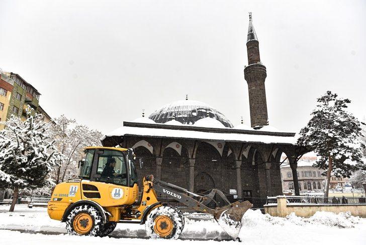 Büyükşehir karla mücadelede de Türkiye’ye örnek belediye oldu G3
