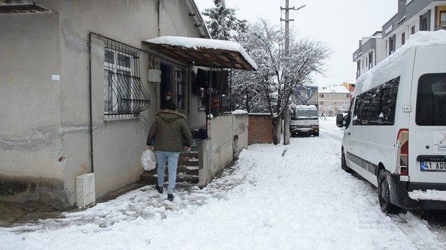 Karantinadaki vatandaşlara sıcak yemek yardımı kar yağışında da devam ediyor