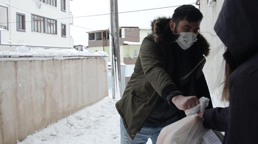 Karantinadaki vatandaşlara sıcak yemek yardımı kar yağışında da devam ediyor