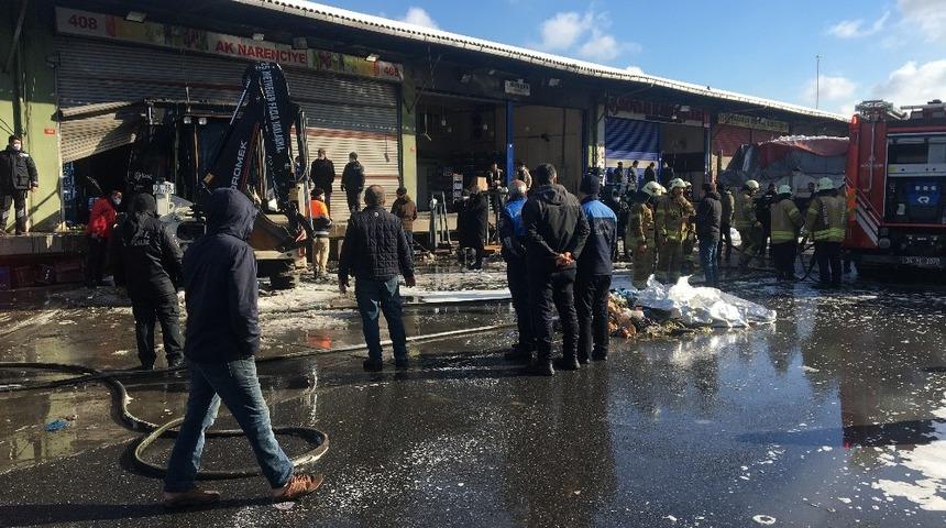 Sebze ve Meyve Hali’nde çıkan yangında mahsur kalan 2 işçi kurtarıldı