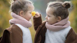 İkiz çocuk yetiştiren aileler nelere dikkat etmeli? Birbirlerine benzeyebilirler ama...