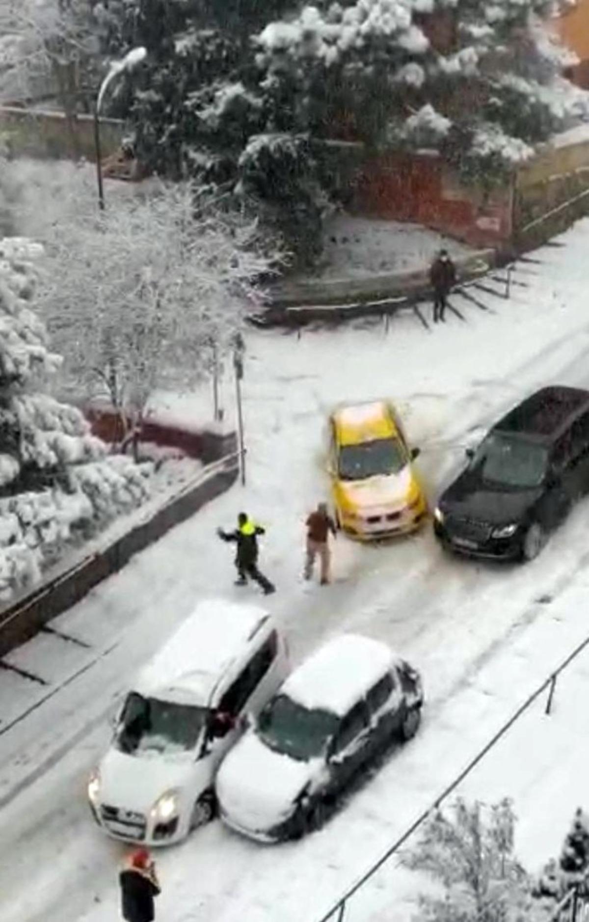 Buzlanmış yolda kayan l&uuml;ks otomobil sokağı savaş alanına &ccedil;evirdi : Kazada 2 kişi yaralandı