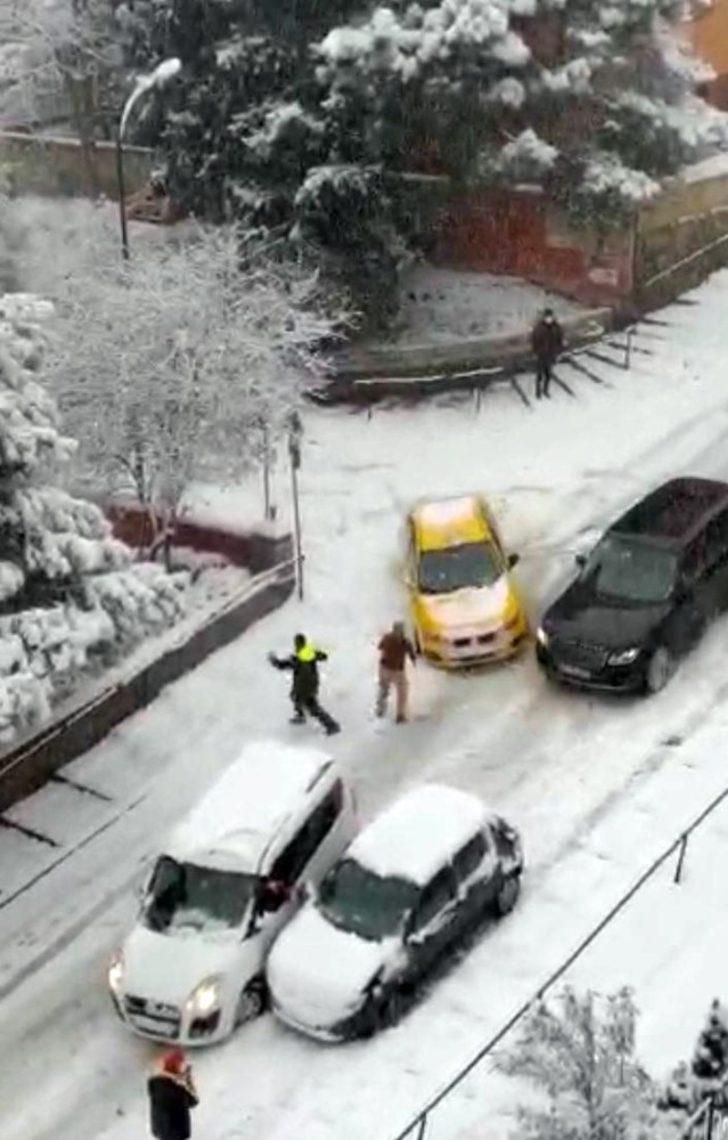 Buzlanmış yolda kayan lüks otomobil sokağı savaş alanına çevirdi : Kazada 2 kişi yaralandı G1