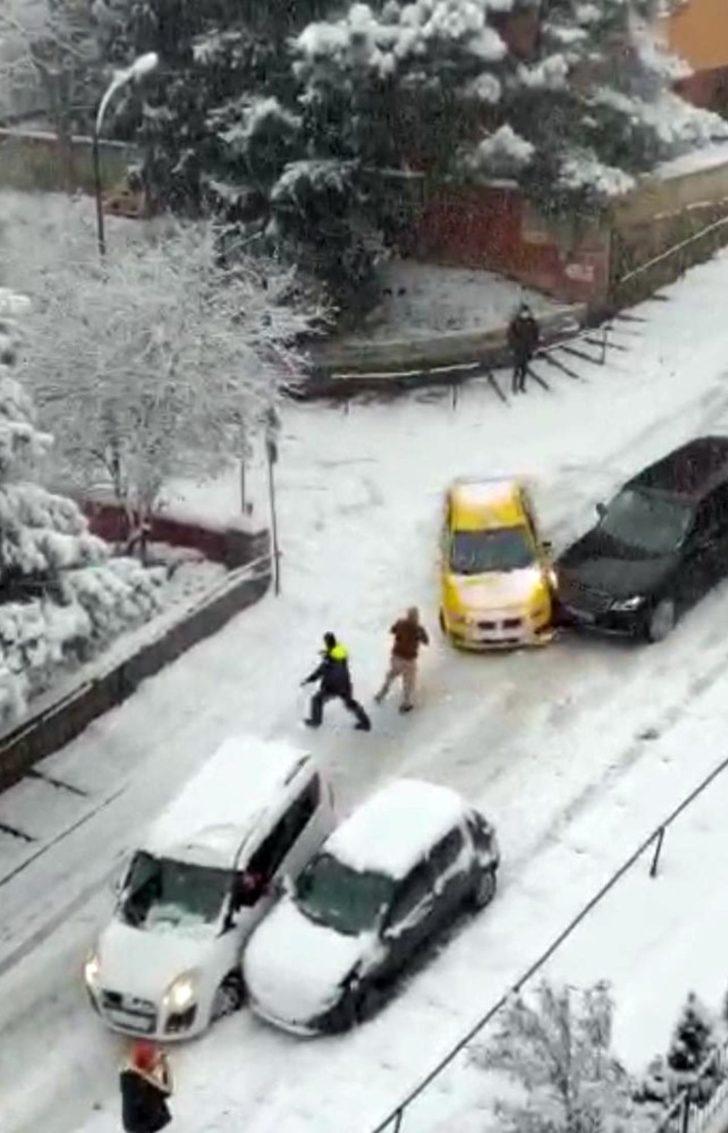 Buzlanmış yolda kayan lüks otomobil sokağı savaş alanına çevirdi : Kazada 2 kişi yaralandı G2