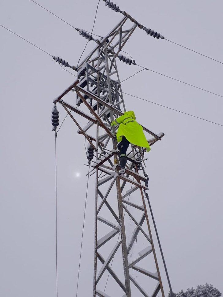 Kar ve tipide elektrik arızalarını gideriyorlar G1