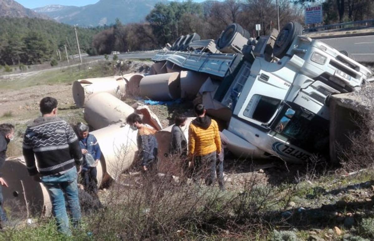 Kağıt y&uuml;kl&uuml; TIR devrildi