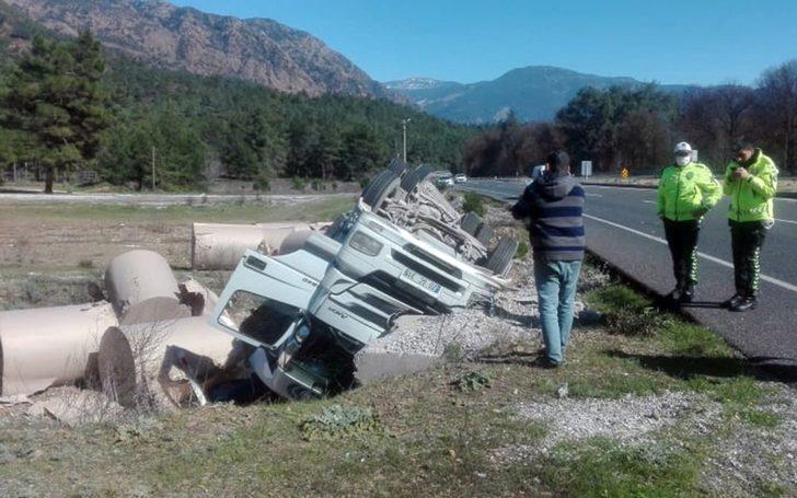 Kağıt yüklü TIR devrildi G2