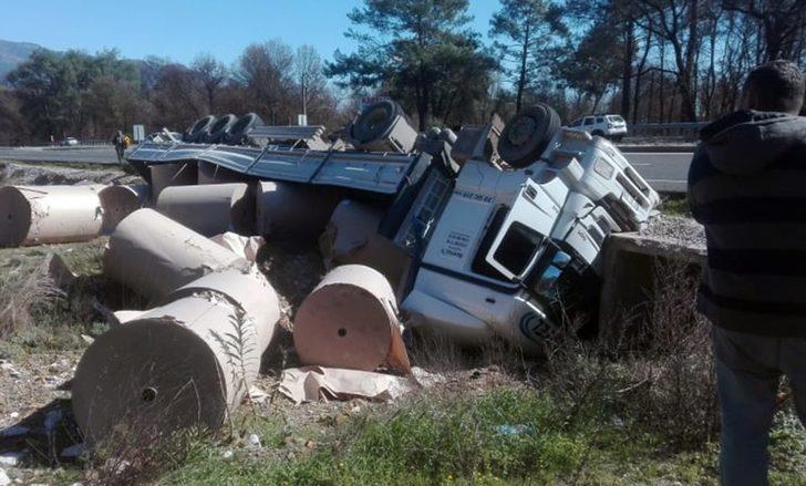 Kağıt yüklü TIR devrildi G3