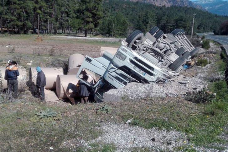 Kağıt yüklü TIR devrildi G4