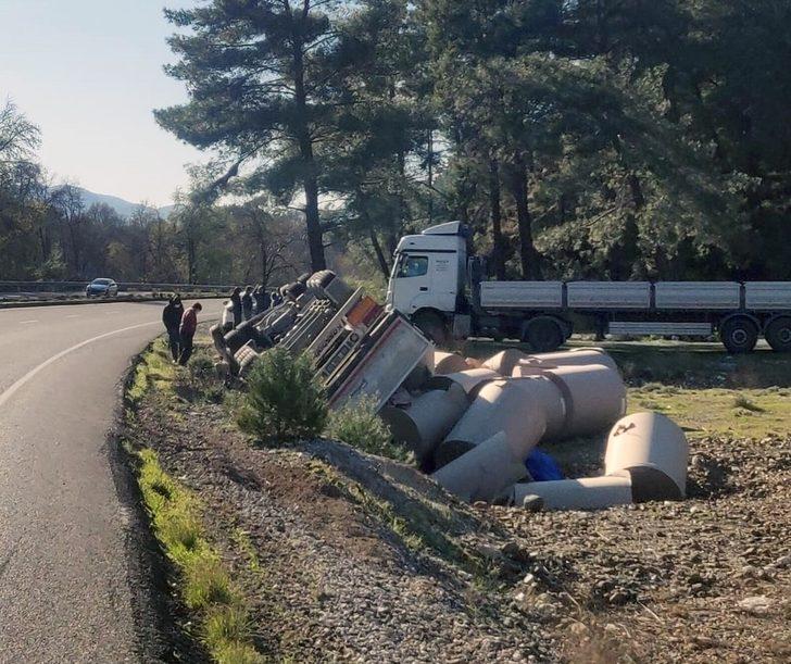 Kağıt yüklü TIR devrildi G5