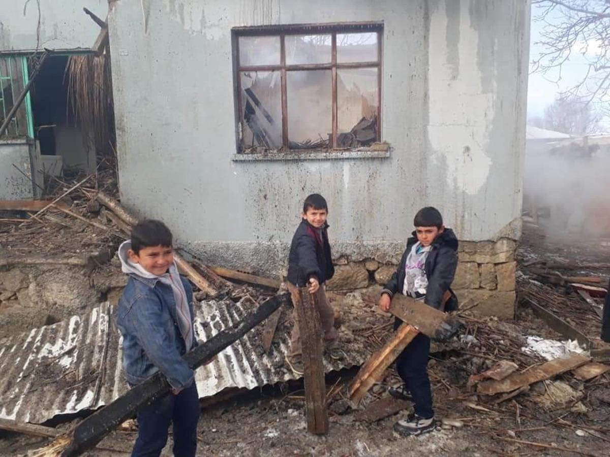 Yaşlı kadının 3 torunuyla birlikte yaşadığı ev yangında k&uuml;le d&ouml;nd&uuml;