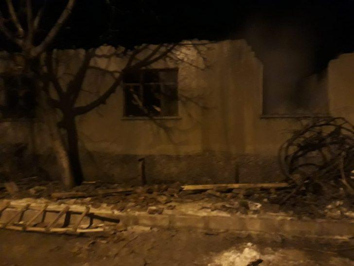 Yaşlı kadının 3 torunuyla birlikte yaşadığı ev yangında küle döndü G2
