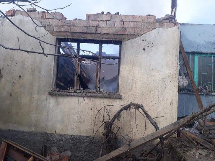 Yaşlı kadının 3 torunuyla birlikte yaşadığı ev yangında küle döndü G3