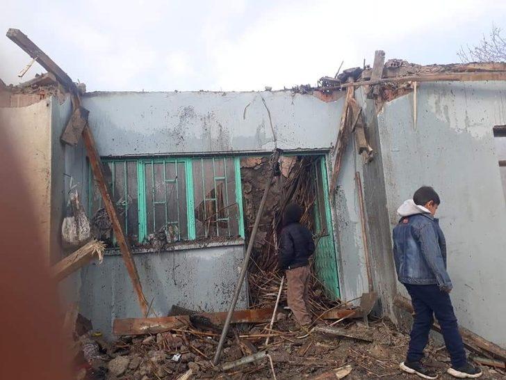 Yaşlı kadının 3 torunuyla birlikte yaşadığı ev yangında küle döndü G4