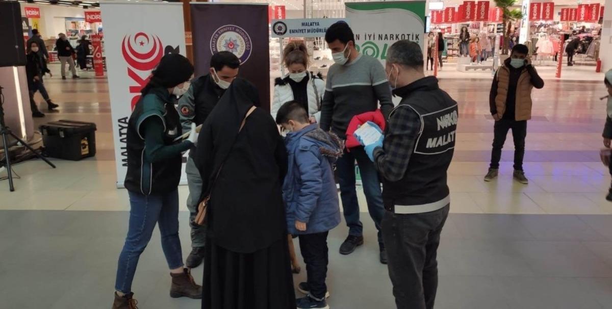 Malatya polisi Uyuşturucuyla m&uuml;cadele i&ccedil;in broş&uuml;r dağıttı