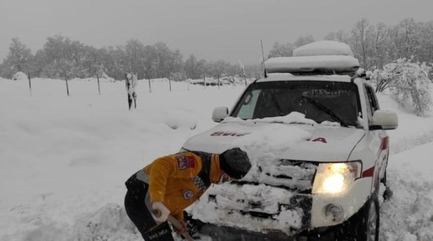 Yoğun kar yağışı 112 ekiplerini yıldırmadı