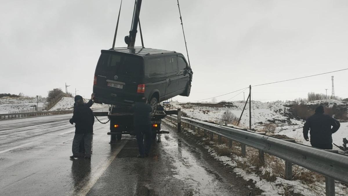 Islak zeminde kayan ara&ccedil; bariyerlere rağmen yoldan &ccedil;ıktı