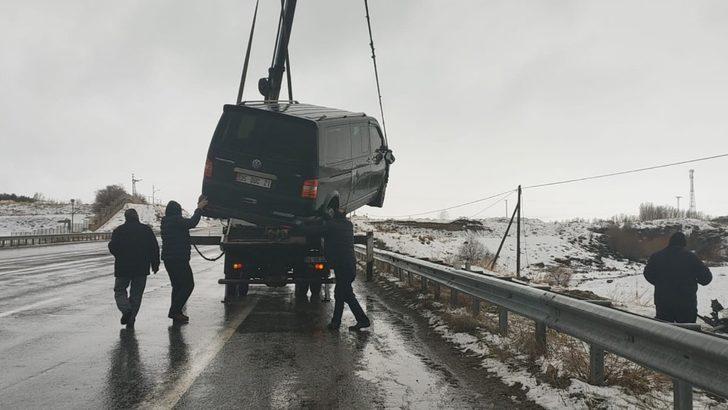 Islak zeminde kayan araç bariyerlere rağmen yoldan çıktı G3