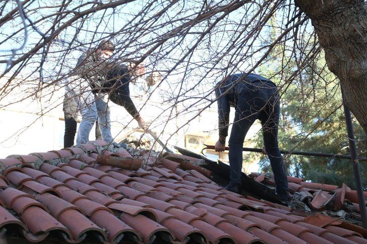 Tavan arasındaki cesede polis kazma ve balyozla ulaştı G3