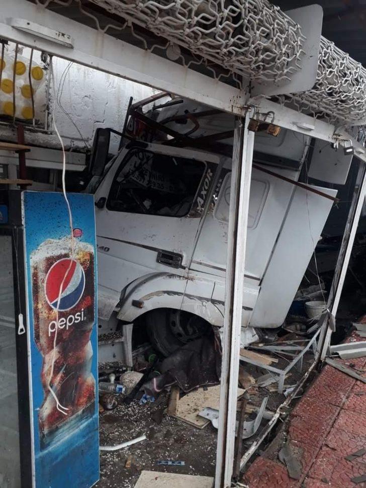 Malatya’da yoldan çıkan tır iş yerine girdi: 4 yaralı G3