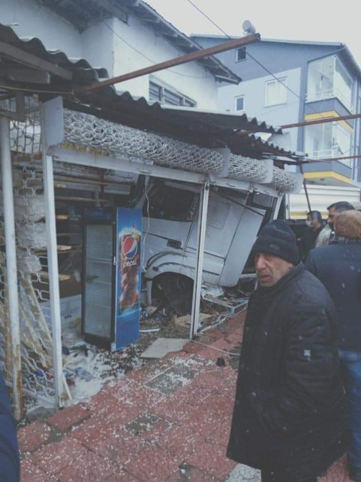 Malatya’da yoldan çıkan tır iş yerine girdi: 4 yaralı G4