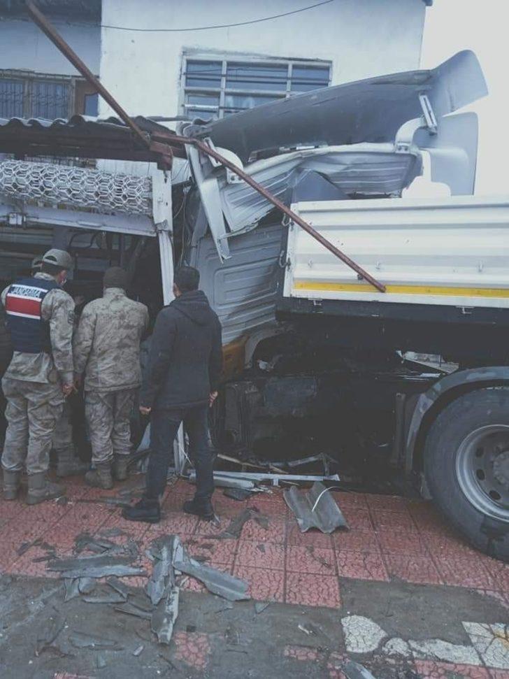 Malatya’da yoldan çıkan tır iş yerine girdi: 4 yaralı G5