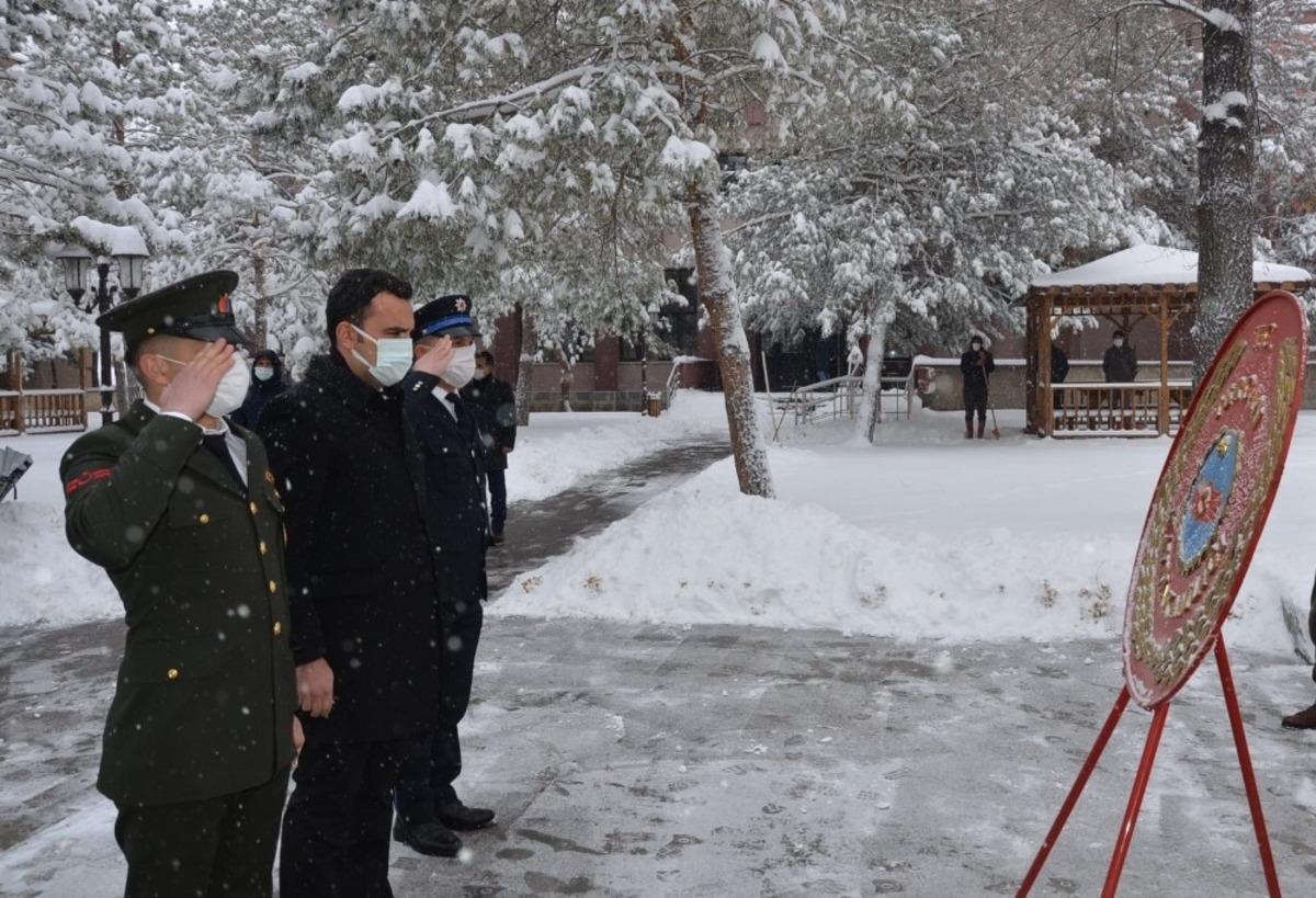 Tercan&rsquo;ın d&uuml;şman işgalinden kurtuluşunun 103&rsquo;nc&uuml; yıl d&ouml;n&uuml;m&uuml;n&uuml; m&uuml;nasebetiyle Atat&uuml;rk anıtına &ccedil;elenk sunuldu