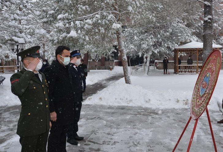 Tercan’ın düşman işgalinden kurtuluşunun 103’ncü yıl dönümünü münasebetiyle Atatürk anıtına çelenk sunuldu G1