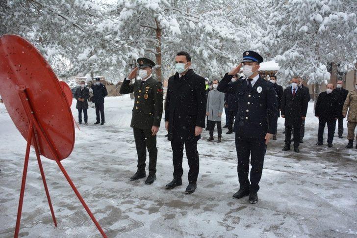Tercan’ın düşman işgalinden kurtuluşunun 103’ncü yıl dönümünü münasebetiyle Atatürk anıtına çelenk sunuldu G2