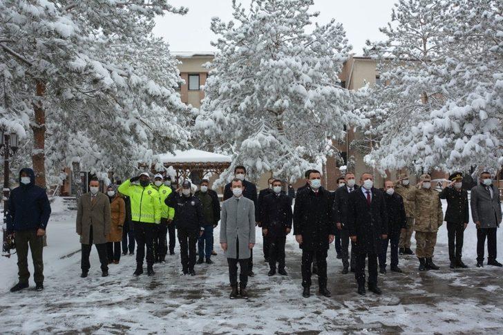 Tercan’ın düşman işgalinden kurtuluşunun 103’ncü yıl dönümünü münasebetiyle Atatürk anıtına çelenk sunuldu G4