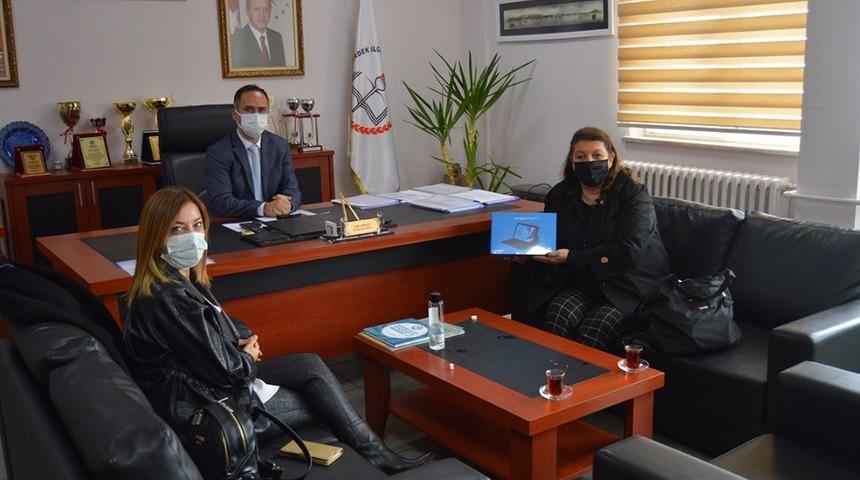 Erdek’te 55 öğrenciye klavyeli tablet dağıtıldı