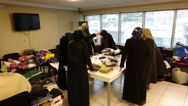 Suriyeli çocuklar için kıyafetler toplandı G4