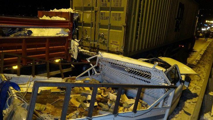 Buzdan kayan 15 araç birbirine girdi: 1’i ağır 4 yaralı G4