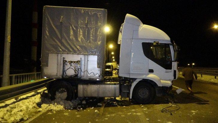 Buzdan kayan 15 araç birbirine girdi: 1’i ağır 4 yaralı G5