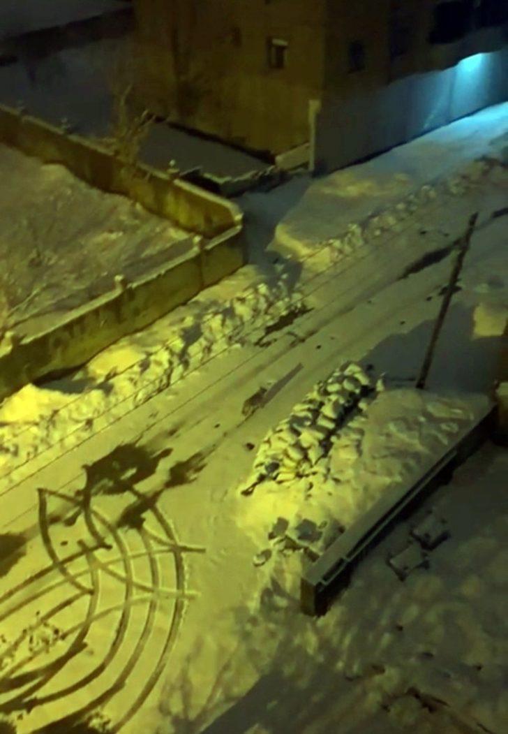 Yüksekova’da 6 gündür aranan kurt, boş sokakta gezerken görüntülendi G4