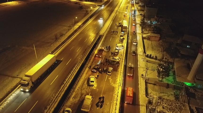 Buzlanan yolda 15 ara&ccedil; birbirine girdi: 1'i ağır 4 yaralı