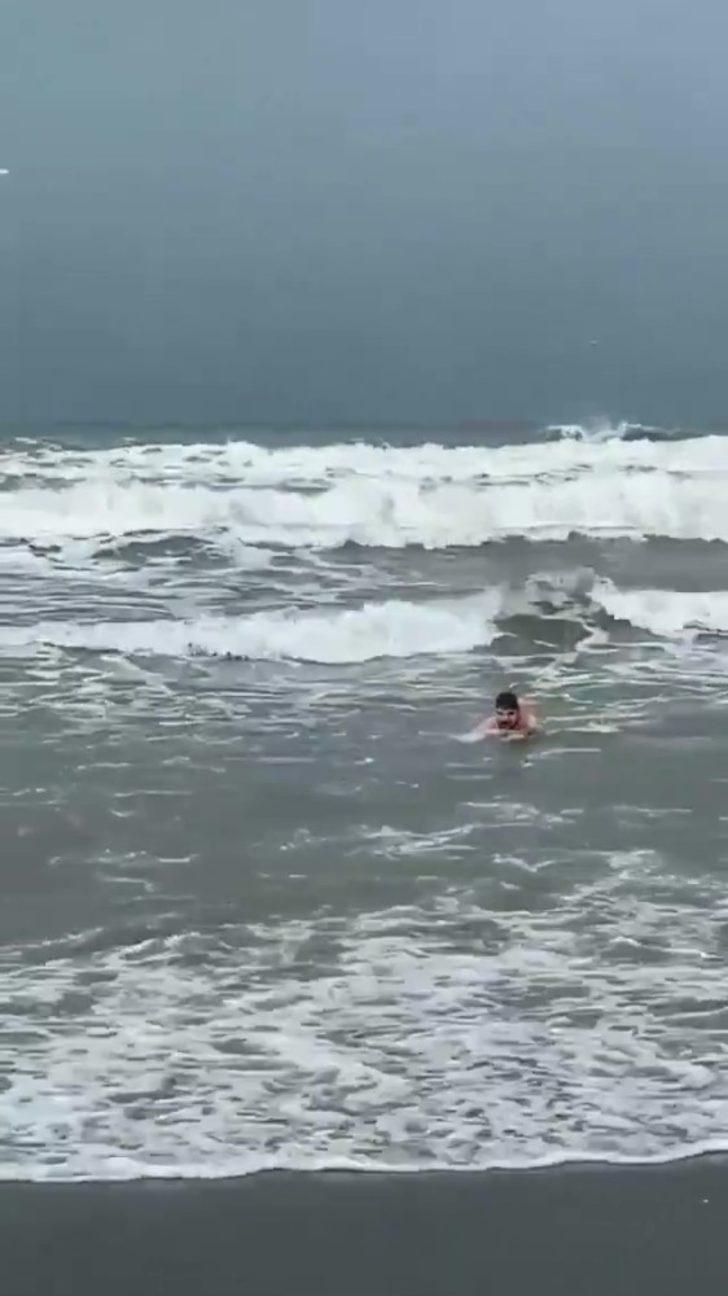 Samsun’da arkadaşlarıyla inatlaştı, kış ortasında denize girdi G2