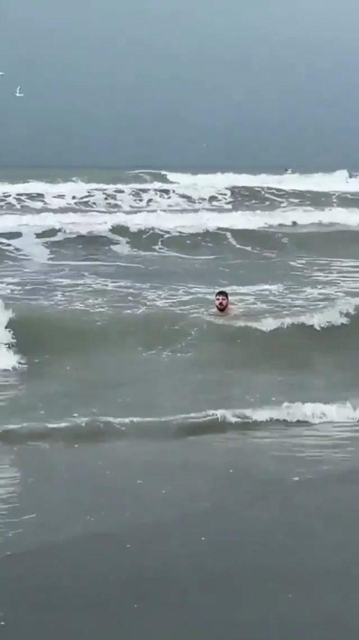 Samsun’da arkadaşlarıyla inatlaştı, kış ortasında denize girdi G3