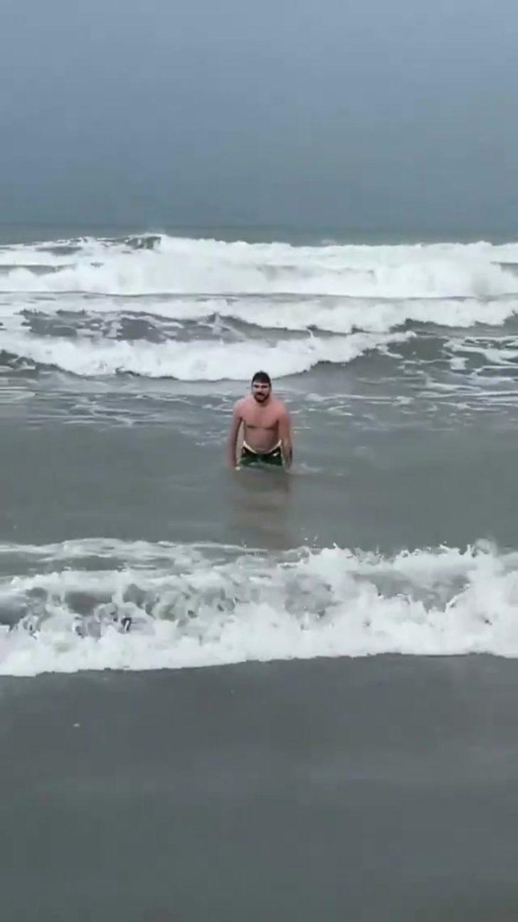 Samsun’da arkadaşlarıyla inatlaştı, kış ortasında denize girdi G4
