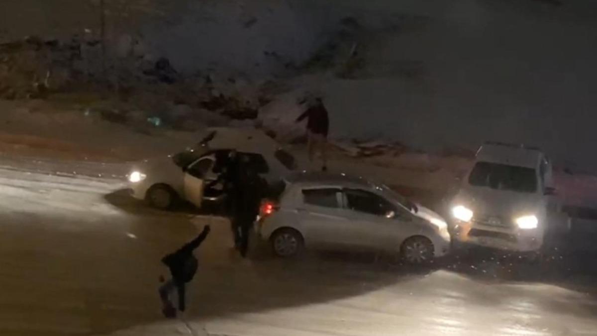 Elazığ&rsquo;da kar yağışı etkili oldu, rampada kayan ara&ccedil;lar birbirine b&ouml;yle &ccedil;arptı
