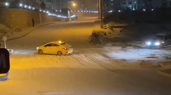 Elazığ’da kar yağışı etkili oldu, rampada kayan araçlar birbirine böyle çarptı G2