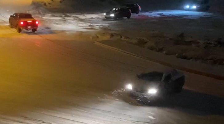 Elazığ’da kar yağışı etkili oldu, rampada kayan araçlar birbirine böyle çarptı G3
