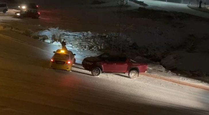 Elazığ’da kar yağışı etkili oldu, rampada kayan araçlar birbirine böyle çarptı G4