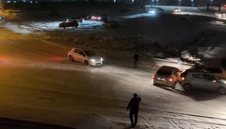Elazığ’da kar yağışı etkili oldu, rampada kayan araçlar birbirine böyle çarptı G5